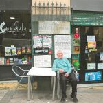 Salvador Monedero, posa delante de su bar, Casa Gala, en el barrio de Moncloa, en Madrid