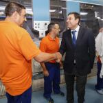 El consejero de Empleo, Carlos Fernández Carriedo, saluda a los trabajadores de un Centro Especial de Empleo de la provincia de León