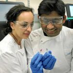 García Carrascosa y su estudiante de tesis, Abu Sina, enseñan dos muestras de sangre tras pasar por la prueba. La rosa significa que hay células cancerígenas, mientras la azul contiene células sanas.