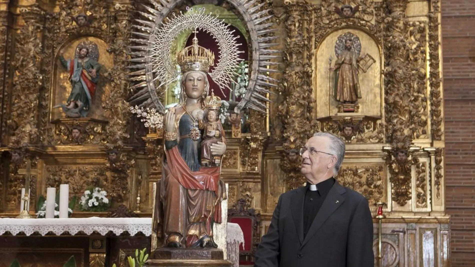 Jesús Mateo mira con devoción a la Virgen de San Lorenzo, que preside su iglesia parroquial