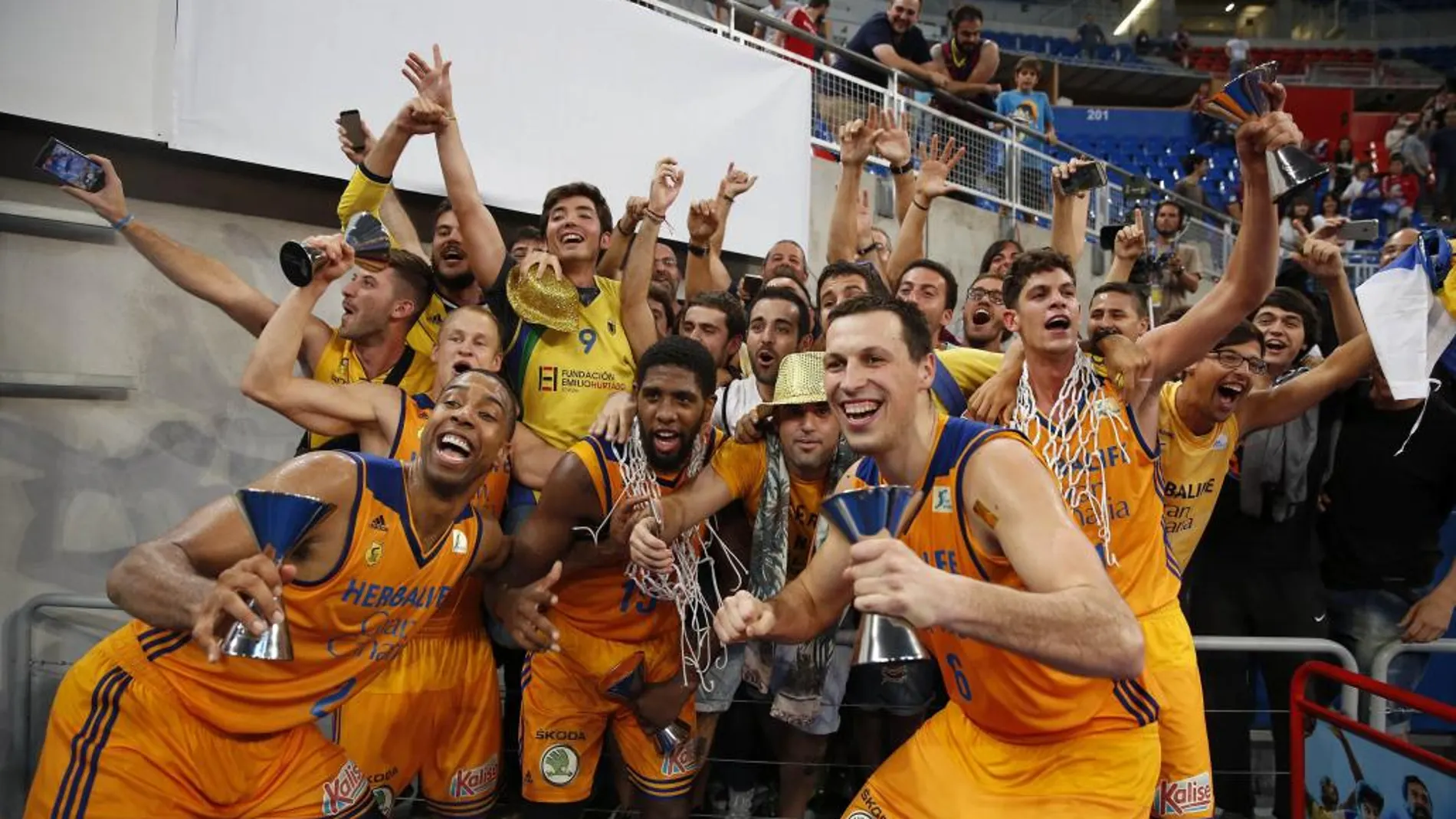 Los jugadores del Herbalife Gran Canaria celebran su victoria frente al FC Barcelona Lassa, en la final de la Supercopa disputada en el pabellón Fernando Buesa de Vitoria.