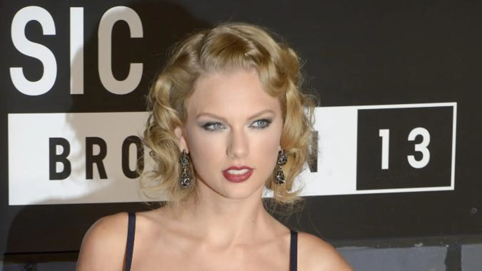 Fotografía de archivo del 25 de agosto de 2013 de la cantante estadounidense Taylor Swift a su llegada a los premios MTV Video Music Awards en Brooklyn, New York (EE.UU.)
