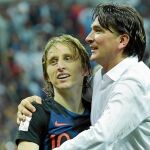 Modric es abrazado por Dalic tras una victoria de Croacia