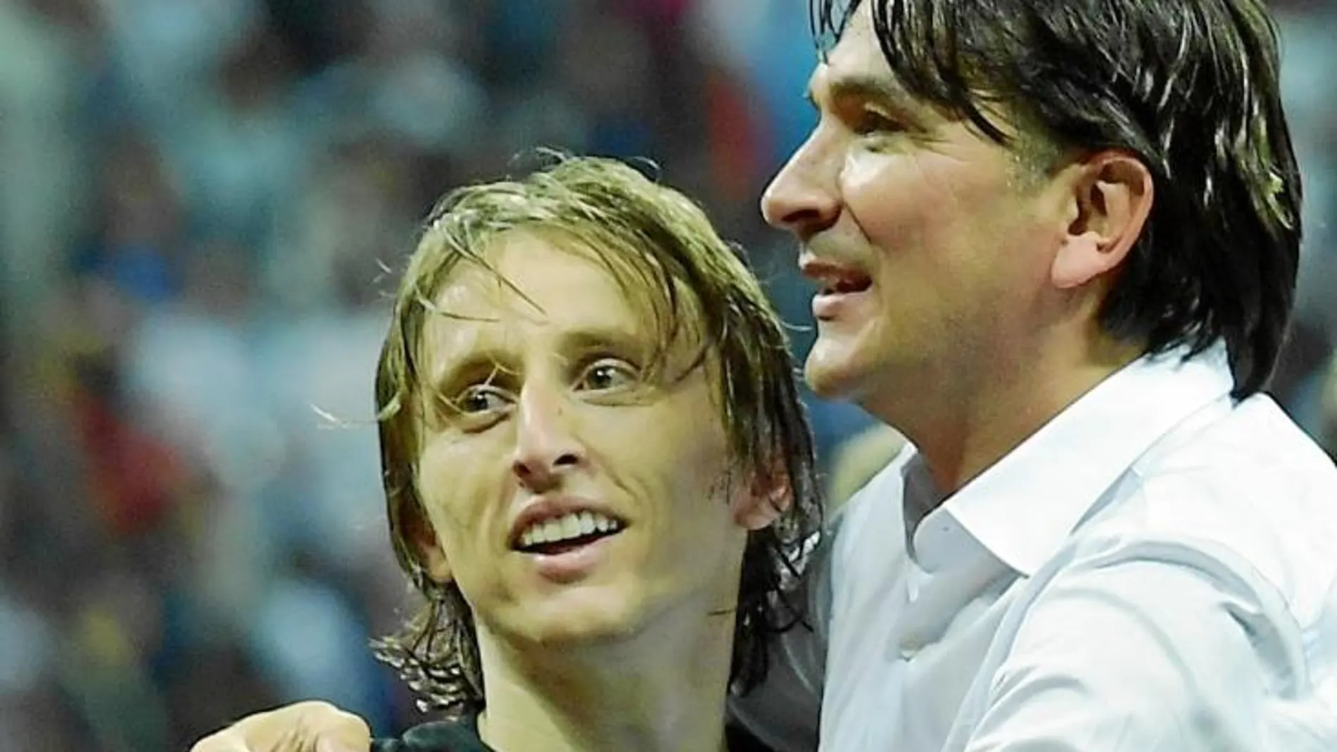 Modric es abrazado por Dalic tras una victoria de Croacia
