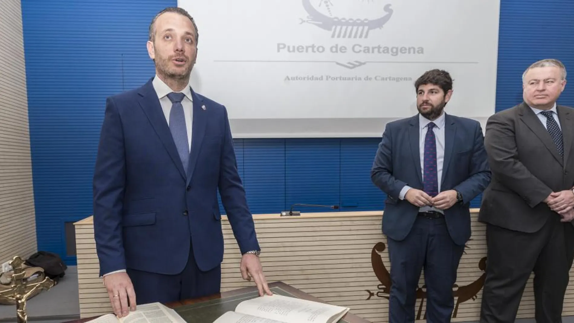 Joaquín Segado tomó posesión ayer como presidente de la Autoridad Portuaria de Cartagena, en presencia del jefe del Ejecutivo murciano, Fernando López Miras, y del delegado del Gobierno en la Región, Francisco Bernabé