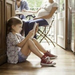 Adictos a la tablet desde pequeños: enganchados al miedo atroz a aburrirse
