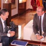 El presidente de la patronal de empresarios, Albarracín (izda.), junto al jefe del Ejecutivo regional, Sánchez, ayer