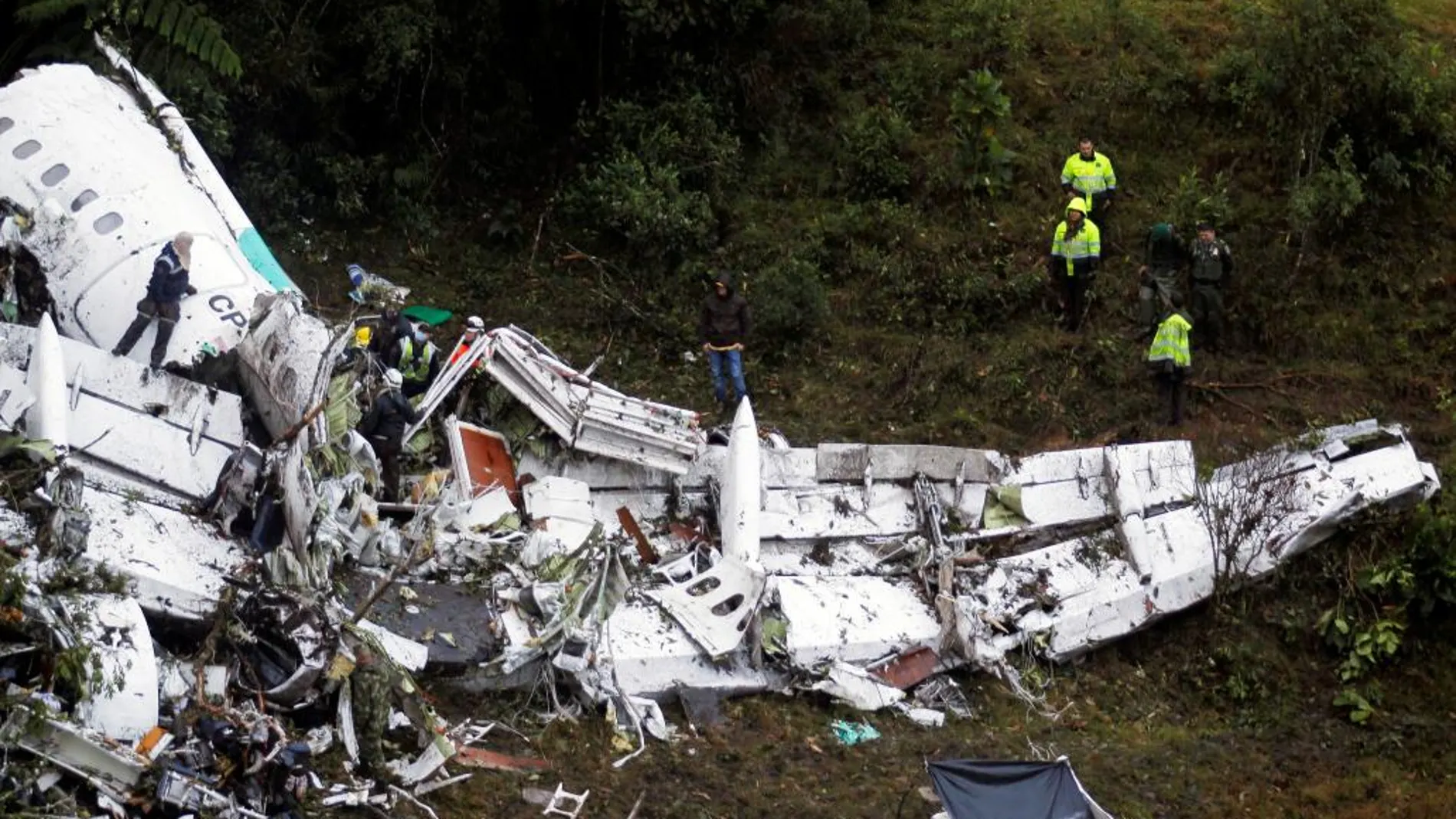 Trabajos de rescate del accidente del avión de la compañía Lamia.