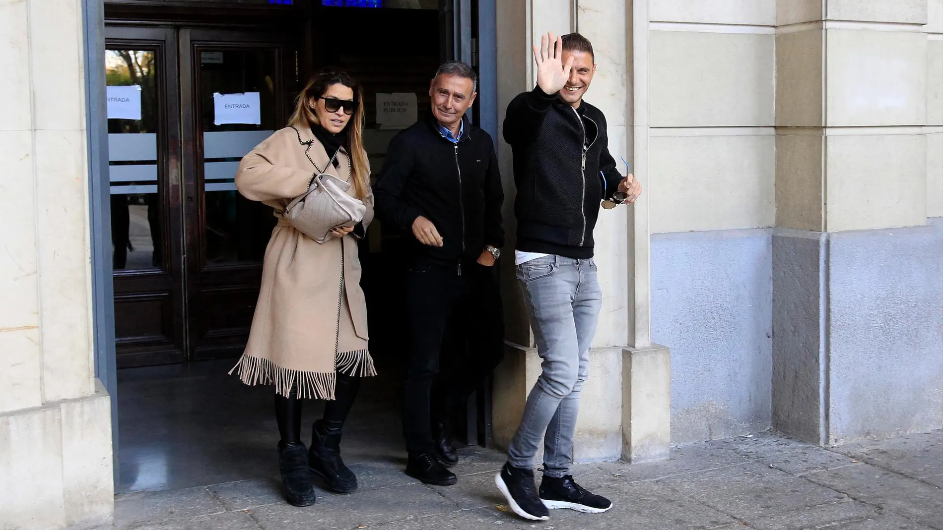 Joaquín Sánchez y su mujer, a la salida de los juzgados, tras su reciente declaración en el caso abierto por el supuesto fraude de su ex administrador / Foto: Manuel Olmedo