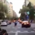 En el centro de la imagen, el "kamikaze"efectuando un adelantamiento con la silla de ruedas