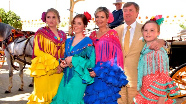 Los Reyes de Holanda, Máximo y Guillermo, junto a sus hijas Amalia (1i), Alexia (2i) y Ariane (1d), posan este viernes durante su visita a la Feria de Sevilla