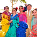 Los Reyes de Holanda, Máximo y Guillermo, junto a sus hijas Amalia (1i), Alexia (2i) y Ariane (1d), posan este viernes durante su visita a la Feria de Sevilla