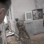 Soldados iraquíes se enfrentan cuerpo a cuerpo con los yihadistas en Gogjali, un distrito del este de Mosul