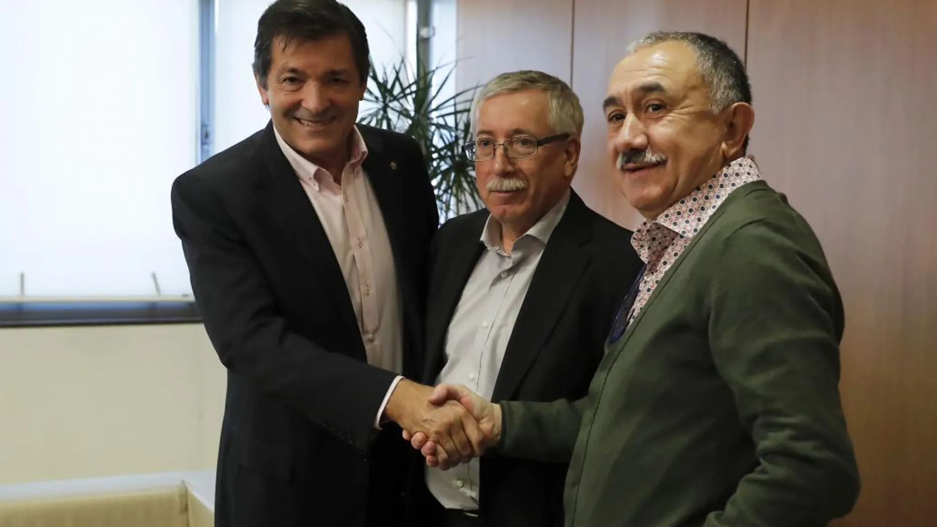 El presidente de la gestora del PSOE, Javier Fernández (i), y los secretarios generales de CCOO y UGT, Ignacio Fernéndez Toxo (c) y Pepe Álvarez