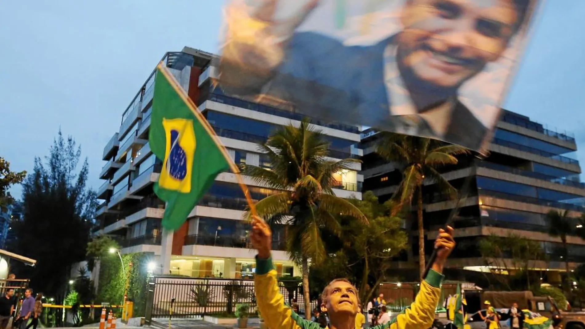 Un seguidor de Jair Bolsonaro en Río de Janeiro / Reuters