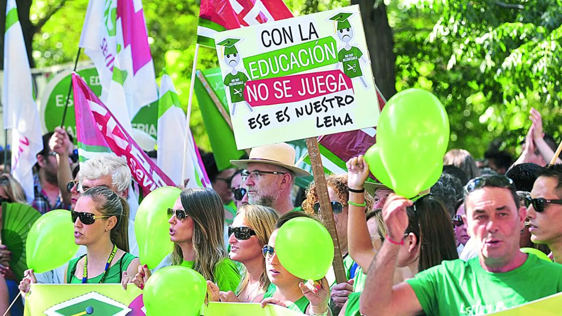 Protesta de docentes interinos el pasado día 4 a las puertas de la Delegación de Educación de Sevilla.