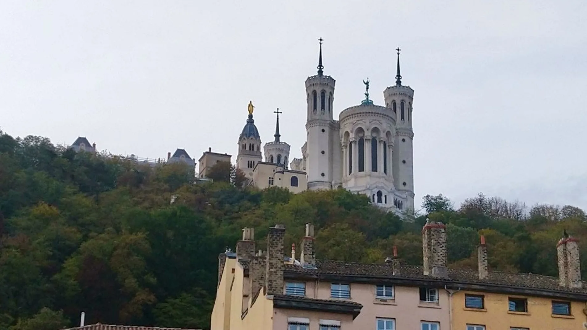Vista de la Basílica de Notre-Dame de Fourvière desde el centro de la ciudad