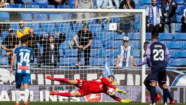 Diego López para el penalti a Sergi Guardiola en el Espanyol-Valladolid