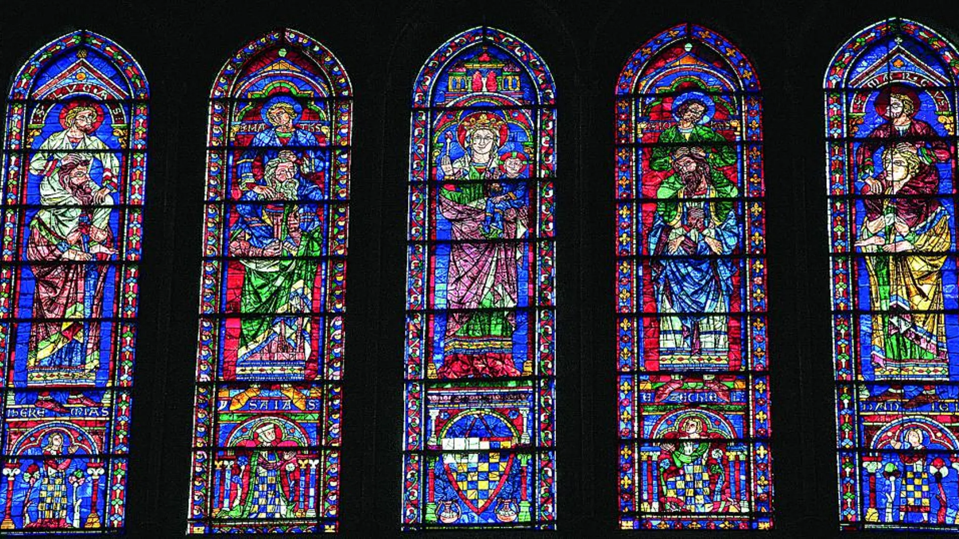 La luz apostólica. Las vidrieras de la catedral de Chartres están plagadas de simbología (en la imagen, los cuatro apóstoles) y son una de las cumbres del sistema de iluminación arquitectónica del gótico