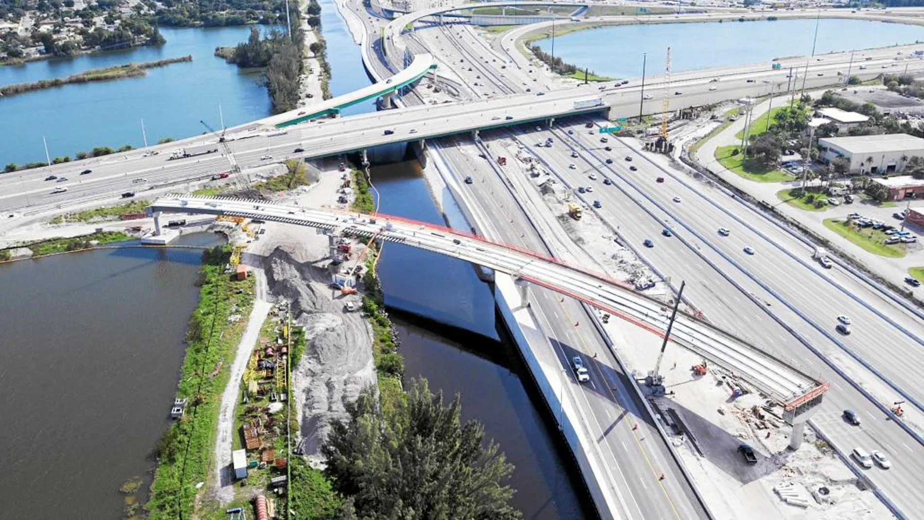 Imagen aérea de la construcción de uno de los tramos de la autopista I-595, en Florida (EE UU)