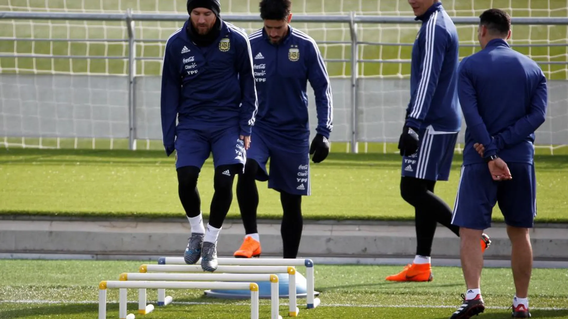 El delantero de la selección argentina Lionel Messi junto a otros compañeros durante el entrenamiento realizado hoy en la Ciudad Deportiva de Valdebebas