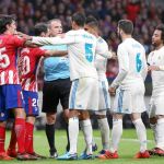 Los jugadores del Atlético y del Madrid protestan una decisión a Fernández Borbalán