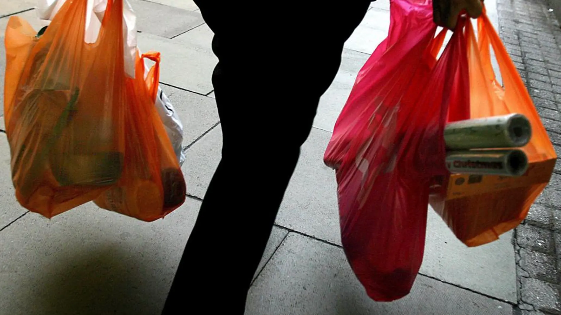 Los españoles consumimos una media de unas 180 de bolsas de plástico por habitante y año, el equivalente a una cada dos días según la memoria de impacto normativo del Real Decreto sobre reducción del consumo de estos elementos.