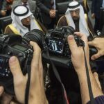 El ministro de Petróleo de Arabia Saudí, Jalid Al-Falih (c), asiste a la reunión formal de ministros de petróleo de la Organización de Países Exportadores de Petróleo (OPEP) que se celebra en Viena (Austria)