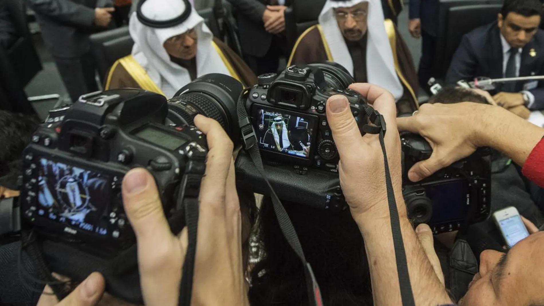 El ministro de Petróleo de Arabia Saudí, Jalid Al-Falih (c), asiste a la reunión formal de ministros de petróleo de la Organización de Países Exportadores de Petróleo (OPEP) que se celebra en Viena (Austria)