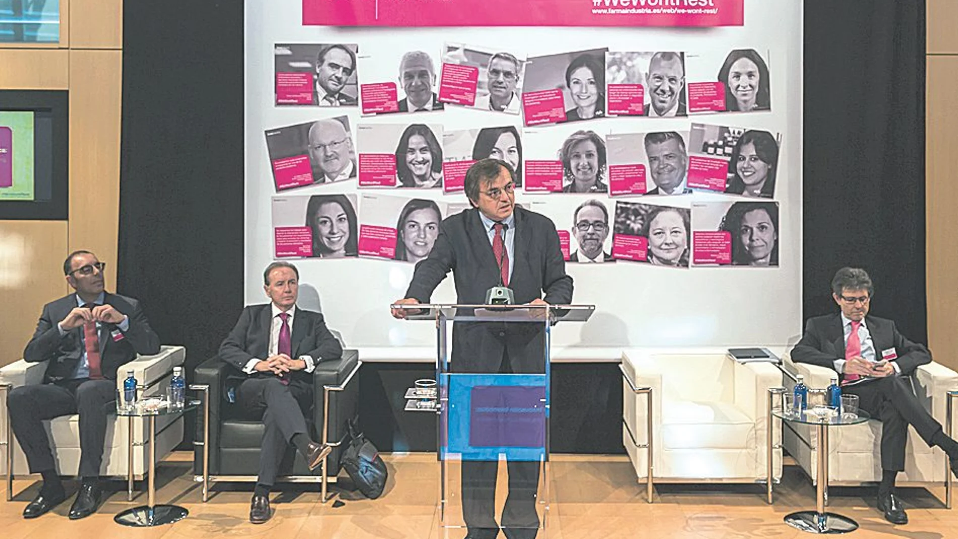 Jesús Acebillo, presidente de Farmaindustria, en el centro de la imagen, durante su intervención / Foto: Alberto R. Roldán
