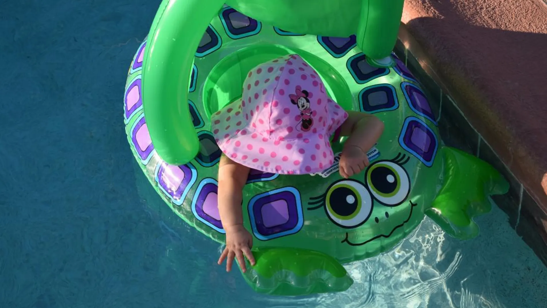 El verano es la época ideal para iniciar a los bebés en el contacto con el agua