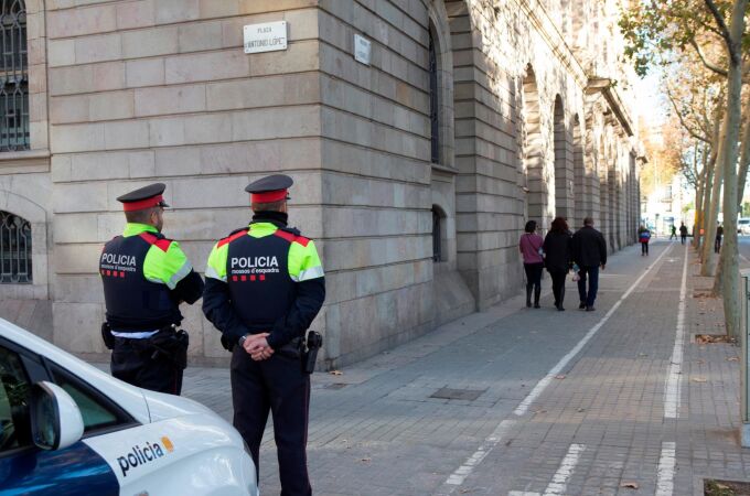 Dos dMossos d'Esquadra ante el edificio de la Llotja de Mar de Barcelona, donde mañana se celebrará una reunión del Consejo de Ministros.