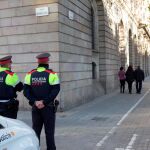 Dos dMossos d'Esquadra ante el edificio de la Llotja de Mar de Barcelona, donde mañana se celebrará una reunión del Consejo de Ministros.