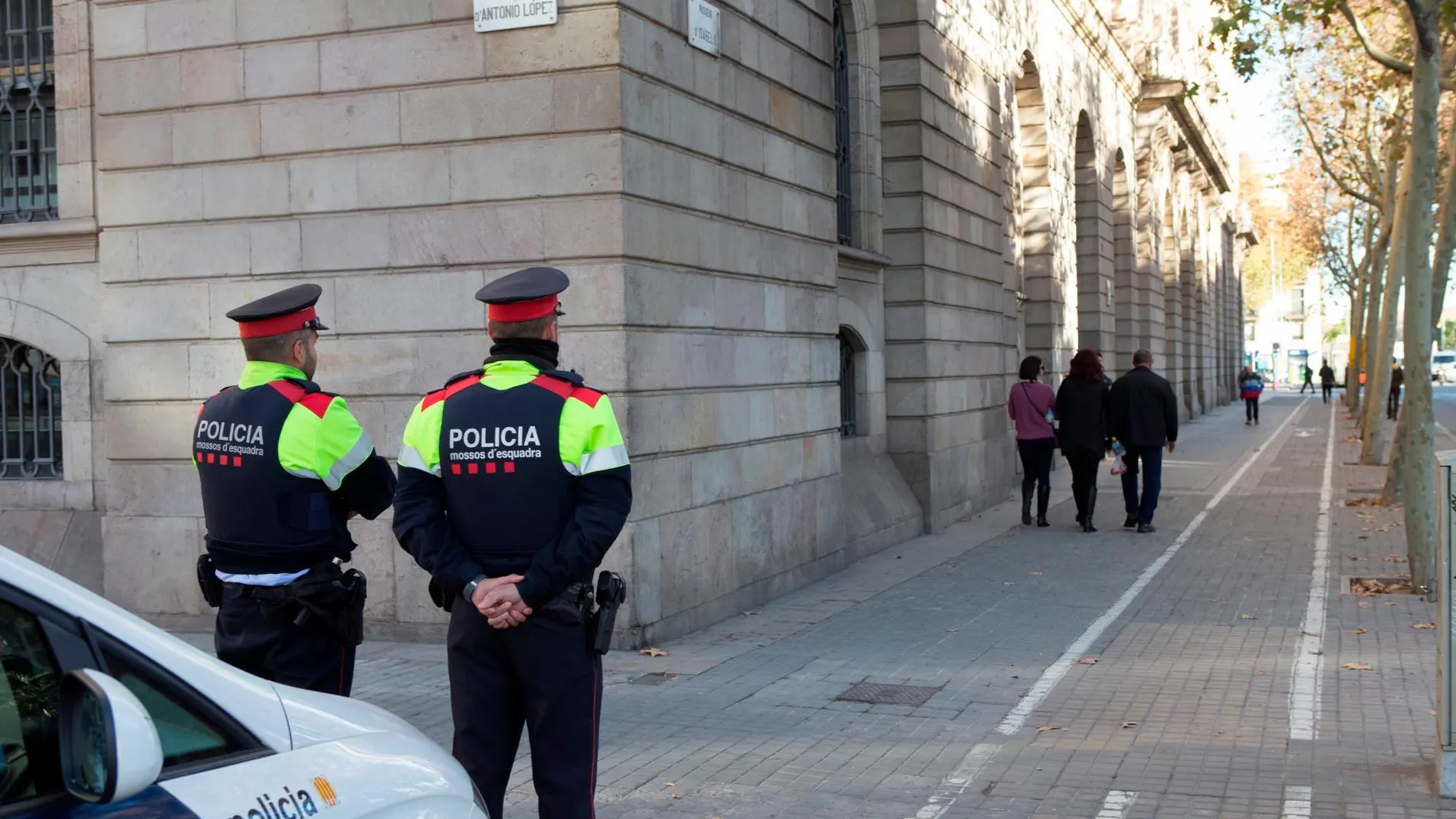 Dos dMossos d'Esquadra ante el edificio de la Llotja de Mar de Barcelona, donde mañana se celebrará una reunión del Consejo de Ministros.