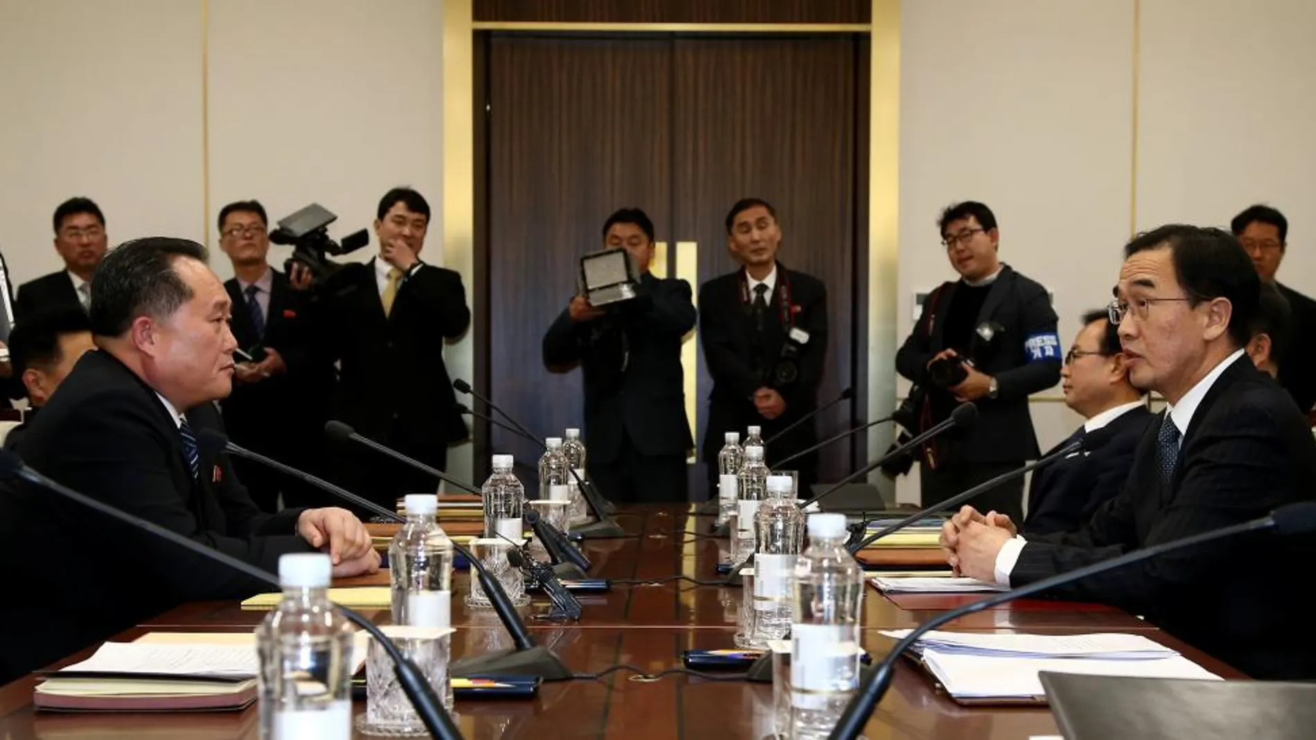 El jefe de la delegación norcoreana que dirige el comité para la Reunificación Pacífica de Corea, Ri Son-gwon , y su homólogo surcoreano, Cho Myoung-gyon, se reúnen en la localidad de Panmunjon (Corea del Sur)