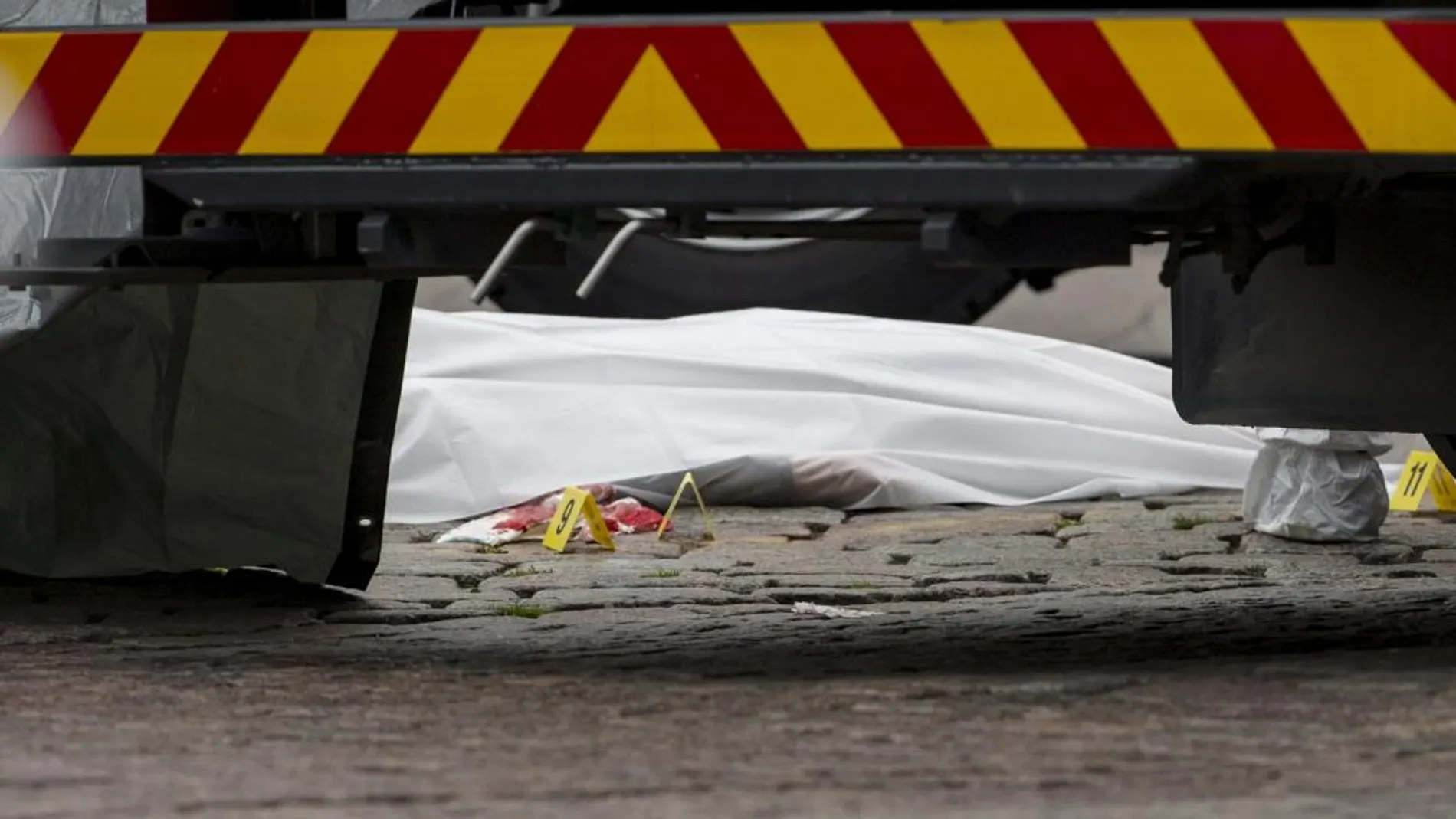 Un cuerpo yace sobre el asfalto tras el ataque