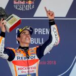 Marc Márquez celebra su victoria tras ganar en el Gran Premio de España /Efe