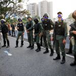Soldados desertores a las afueras de la base aérea de La Carlota en Caracas, Venezuela