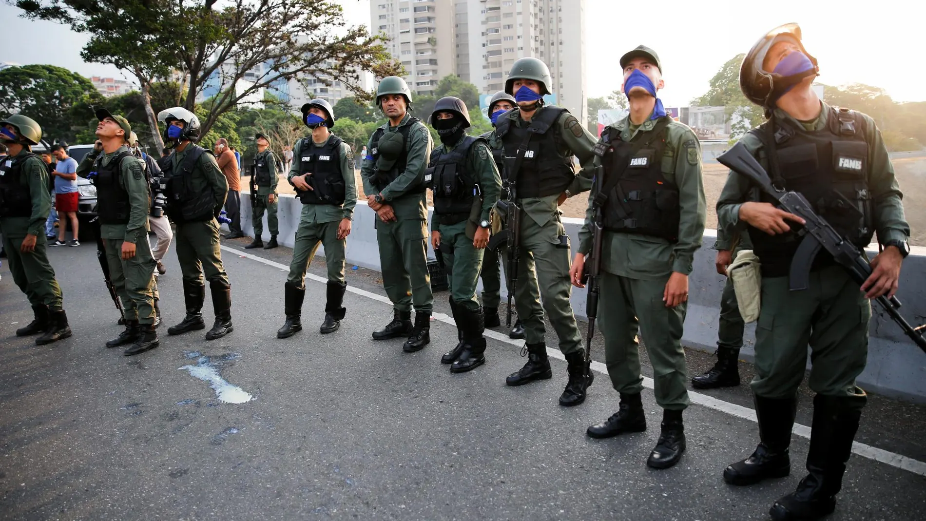 Soldados desertores a las afueras de la base aérea de La Carlota en Caracas, Venezuela