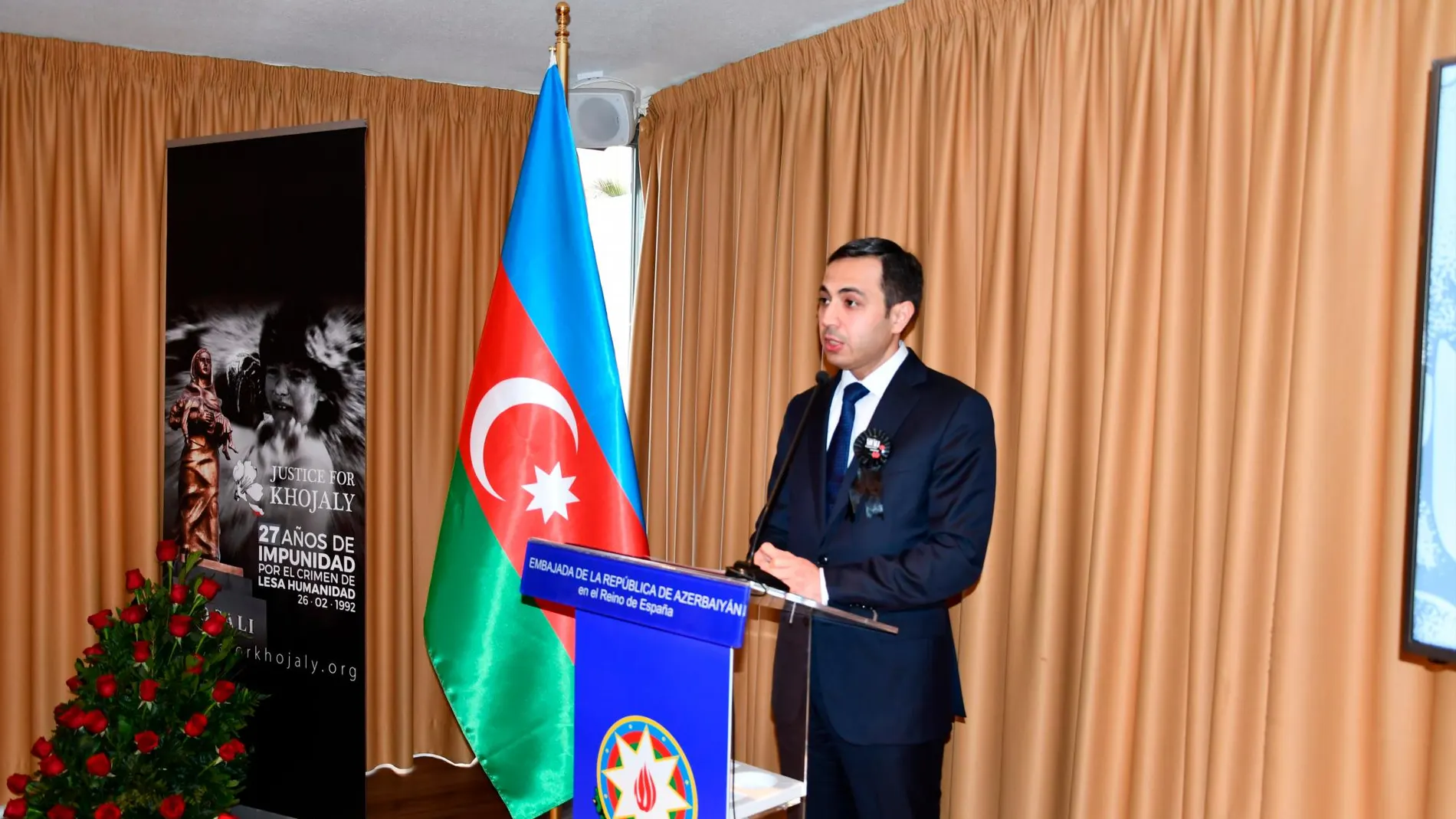 El embajador Anar Maharramov en el acto del XXVII aniversario del genocidio de Jodyalí