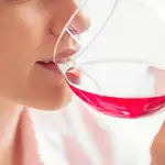 Una misma cantidad de vino genera en la sangre de las mujeres más alcohol que en la de los hombres