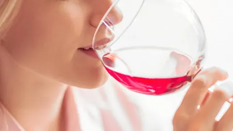 Una misma cantidad de vino genera en la sangre de las mujeres más alcohol que en la de los hombres