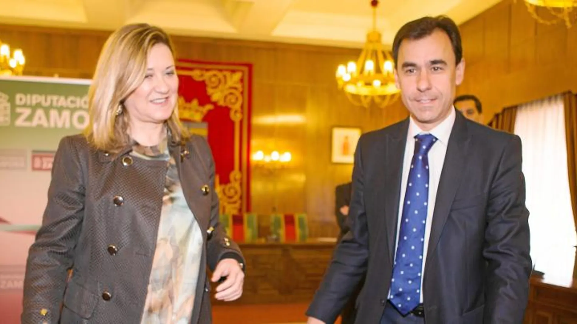 La consejera de Hacienda, Pilar del Olmo, suscribe el convenio con el presidente de la Diputación de Zamora, Fernando Martínez Maíllo