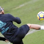 Sergio Ramos, con la máscara protectora por la fractura de nariz que sufrió en el derbi