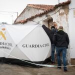 Efectivos de la Guardia Civil colocan una mampara para inspeccionar la vivienda de Bernardo Montoya