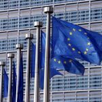 Varias banderas de la UE ante la sede de la Comisión en Bruselas / Reuters