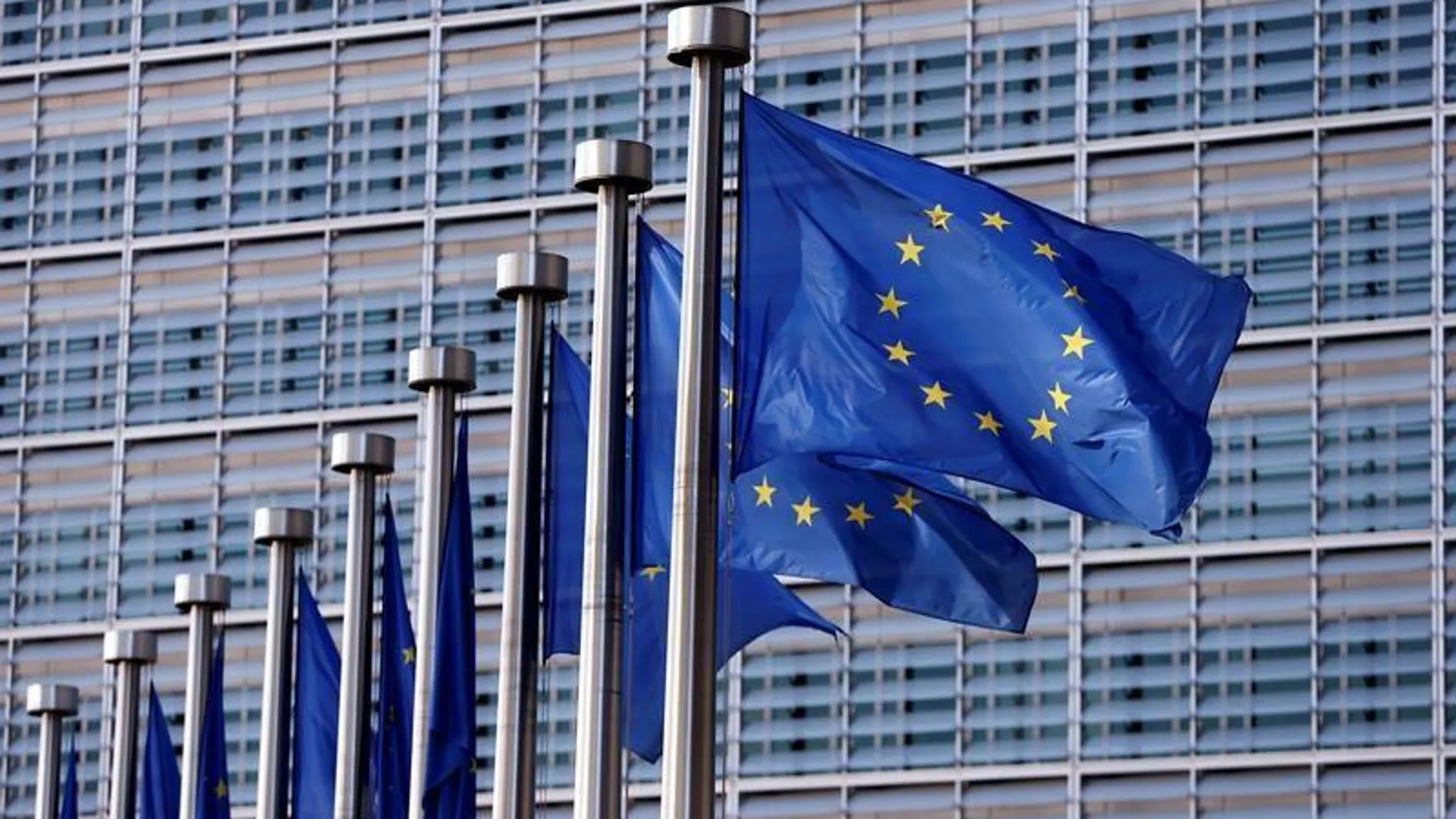 Varias banderas de la UE ante la sede de la Comisión en Bruselas / Reuters