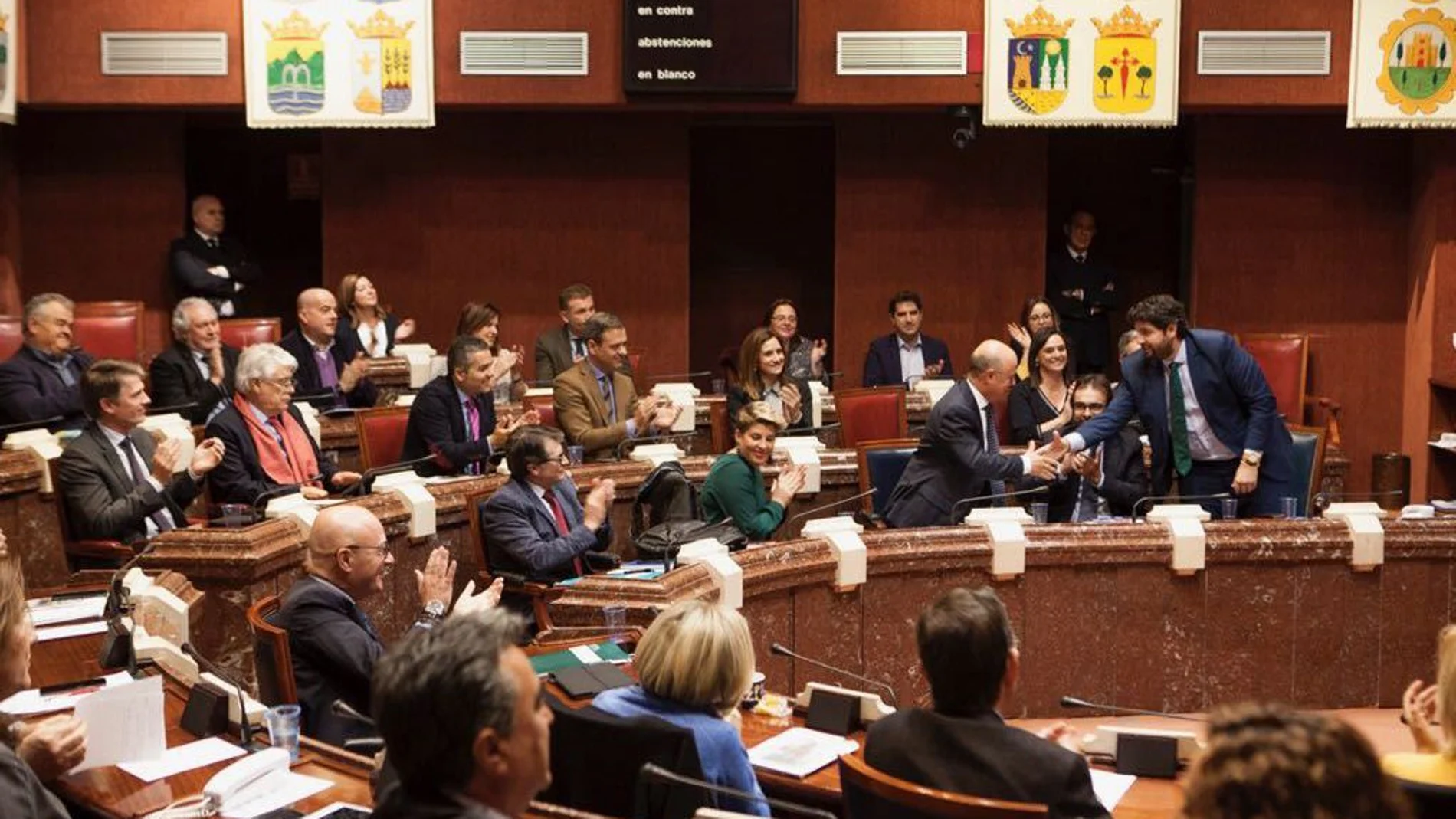 El presidente López Miras y el titular de Hacienda, Andrés Carrillo, se felicitan por la aprobación de los Presupuestos
