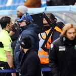 Un árbitro italiano revisa una jugada durante un partido de la Serie A