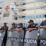 Un grupo de policías resguarda la clínica donde permanece internado Alberto Fujimori ayer